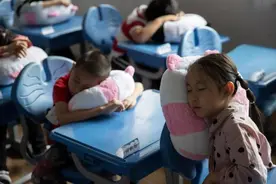 萌化了！“双减”之后，这所小学的萌娃抱着“熊猫”午休图片