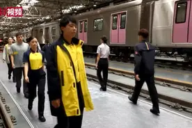 地铁“变身”时尚秀场 地铁制服换“新装”视频封面