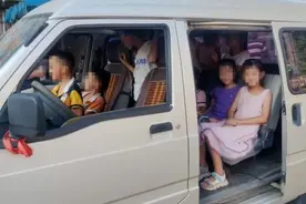 7座面包车当“校车”，载13名小学生！司机交代：每人800元托管费……图片
