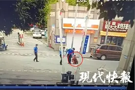 “摆摊老人被城管拎起摔地上”，当地最新通报图片