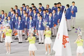广东代表团旗手汤慕涵——“开了挂”的十八岁美少女图片