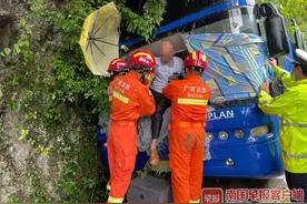 一大巴车在大新失控撞山，救援人员破拆挡风玻璃救人图片