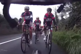 英国司机不满自行车并排行驶 手伸出车窗殴打骑手图片