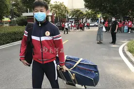 家长不下车、学生“三件套”！返校首日，郑州这所中学疫情防控细节满分图片