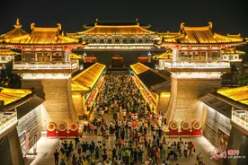 湖北襄阳：灯光璀璨迎佳节 点亮古城文旅“夜经济”图片