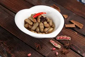 自家冰箱里藏着致命危险？半盘隔夜水煮花生，把阿姨送进了ICU图片