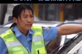 宁夏一女交警上班遇堵车，“一秒换装”后冒雨指挥交通视频封面