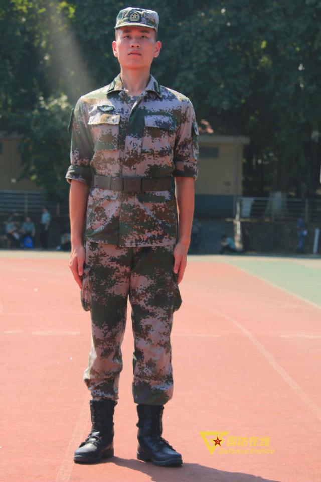 稍息:在立正基础上左脚顺脚尖方向伸出约全脚的三分之二,两腿自然伸直