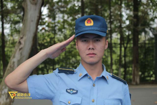 五指并拢自然伸直,中指微接帽檐右角前,约2厘米处;72军训敬礼篇起立