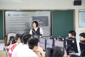 大学教授为高中生授课 第一节课结束后有人表示能留下来再听一遍图片