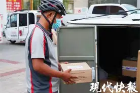 八旬独居老太将4万元放在网购的衣服里，退货时忘了……图片