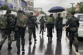 67岁老人被砸伤致眼部肿胀 武警官兵背上他雨中送医图片