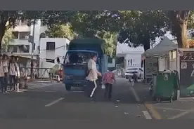 担心老奶奶被车刮蹭 小男孩做了一个举动……太暖心图片