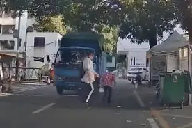 担心老奶奶被车刮蹭 小男孩做了一个举动……太暖心图片