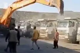 土耳其矿工被拖欠工资 开挖掘机连砸5辆卡车报复图片