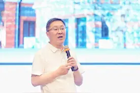 军训营地 上戏开讲本科新生第一课图片