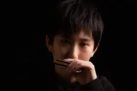 《弯弯的月亮》简介图片
