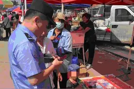 两岁娃赶集贪玩走丢 警察蜀黍帮助爷孙团聚图片