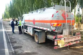 紧盯危化品运输车安全隐患不放松 把好交通安全源头关图片