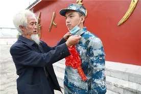 罗平县93名新兵奔赴军营图片