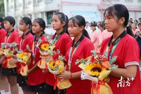 鲜花与掌声献给他们！梅州足球小将载誉归来图片