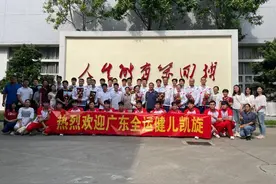 广东跳水水球健儿载誉归来图片