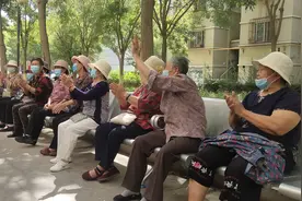 社区安装新座椅 居民群众齐点赞图片