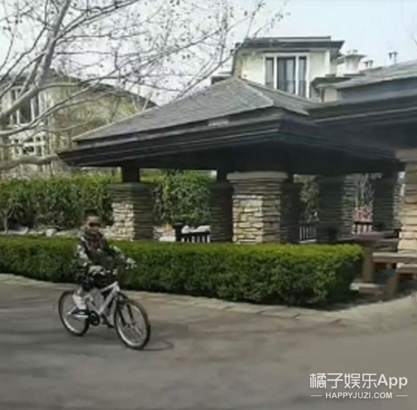 盘点哥哥的豪宅！赵文卓家客厅大到能滑板，陈小春家连鞋都有房间