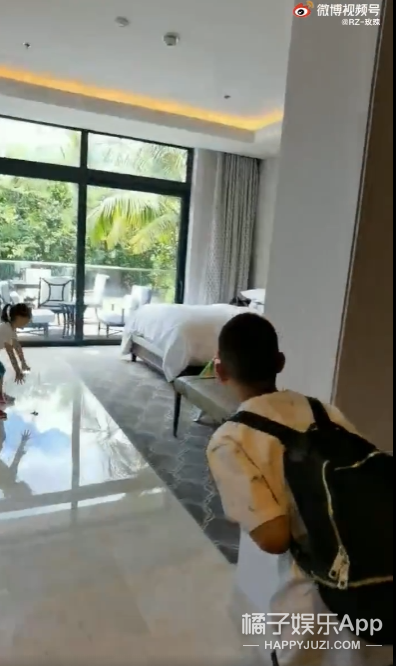 盘点哥哥的豪宅！赵文卓家客厅大到能滑板，陈小春家连鞋都有房间