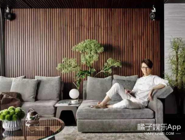 盘点哥哥的豪宅！赵文卓家客厅大到能滑板，陈小春家连鞋都有房间