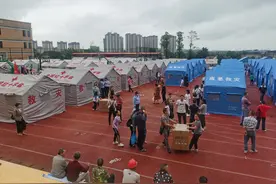 泸县团仓村震后第一夜：志愿者忙搭帐篷为灾民建临时的“家”图片