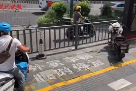 非机动车道、商场门口……外卖骑手有专属车位为何还乱停车？图片