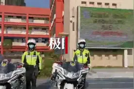 护航开学季！交警进校园送安全，开展校车应急逃生演练图片