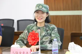 英姿飒爽！桥头欢送今年唯一女兵入伍图片