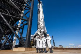 SpaceX送4名游客进太空，亿万富翁花两亿美元买单图片