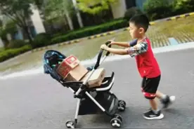 杭州5岁男孩小区送快递半月挣50块走红，妈妈：我这么做是有原因的图片