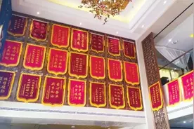 水灾时为数千人提供免费食宿 新乡这家酒店的锦旗都挂不下了图片
