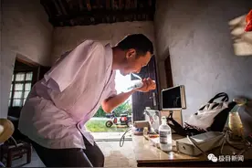 泪目！用牙撕开针剂包，靠腿夹稳输液瓶，他这样坚持了33年...图片