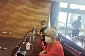同在杭州58年却一直在错过！车站偶遇“十年前的自己”，一次搭话改变了6个人的命运...图片