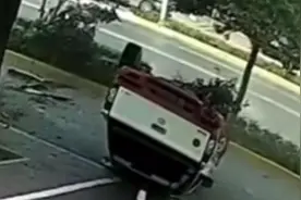 沙河市交通运输局通报执法车撞树侧翻：意外爆胎，人未受伤视频封面
