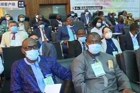 几内亚全国协商会议第三日 敦布亚会见矿业代表图片