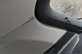 天窗漏水至车厢成“水箱”预防天窗漏水车主可以怎么做？图片