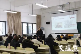大学三年从不更新微信的她破天荒发了第一条动态，泰州高校这段师生情让很多人的心融化了图片
