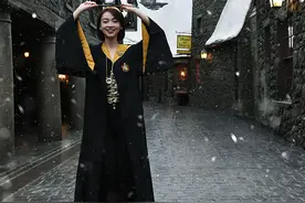 吴谨言穿霍格沃兹校服变身魔法少女 手握魔杖奇幻味十足图片
