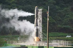 台自制火箭“飞鼠一号”点火过程中出现故障，火箭起火燃烧图片