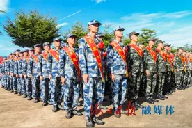海口200名新兵昨启程赴军营图片