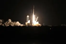 SpaceX将首批平民游客送上太空 将绕地球飞行三天 SpaceX launches world’s first ‘amateur astronaut’ crew to orbit Earth图片