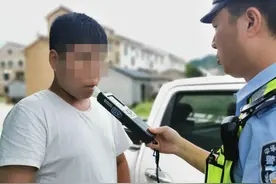 男子用车上零钱买饮料，结果竟要罚款两千多元图片