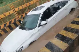 车子掉进水坑，被淹生锈的座椅配件咋不给换？图片