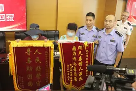 同住杭州58年却一直在错过！女子寻找父母，意外找到双胞胎姐妹！一家六口团圆了图片
